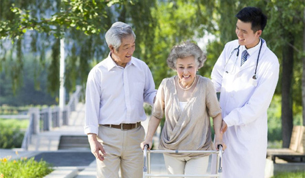 养老服务业既是老年人关心的民生事业也是具有