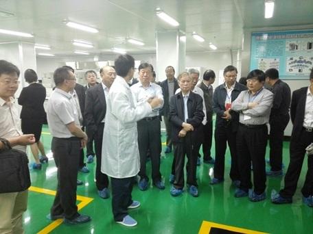 专家组实地考察了兰州金川科技园电池材料产业研发和产业化情况