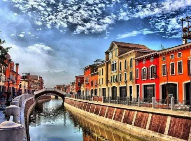 特色小镇政策核心文件、各地优惠政策、建设的十大类型、八大产业