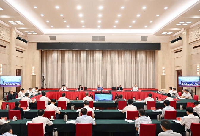 6月12日,沈晓明主持召开推动产业园区高质量发展专题座谈会。 6月12日,沈晓明主持召开推动产业园区高质量发展专题座谈会。